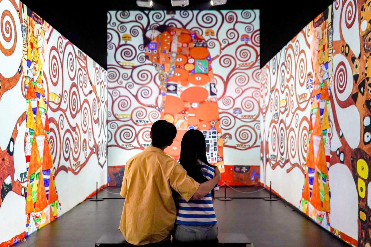 Tome fotografías dignas de Instagram con hermosas obras de arte de fondo