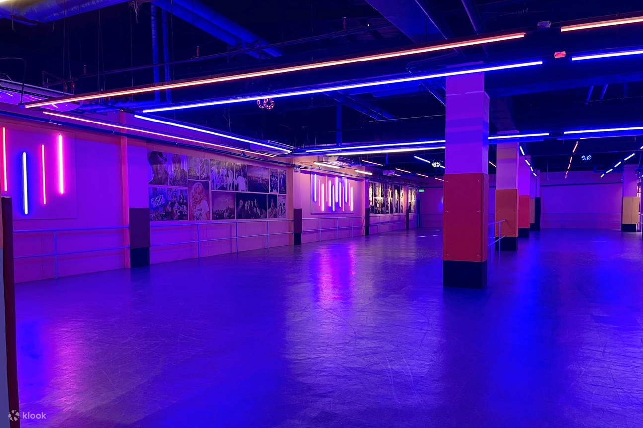 ลานสเก็ตที่กว้างขวาง พร้อมแสงไฟย้อนยุคสีสันสดใสส่องสว่างทั่วบริเวณ