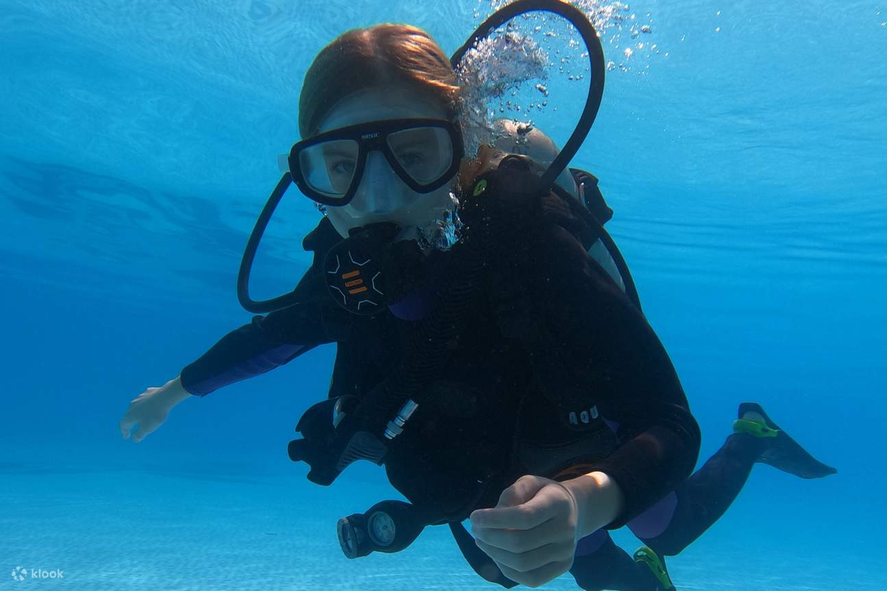 Человек в акваланге в бассейне