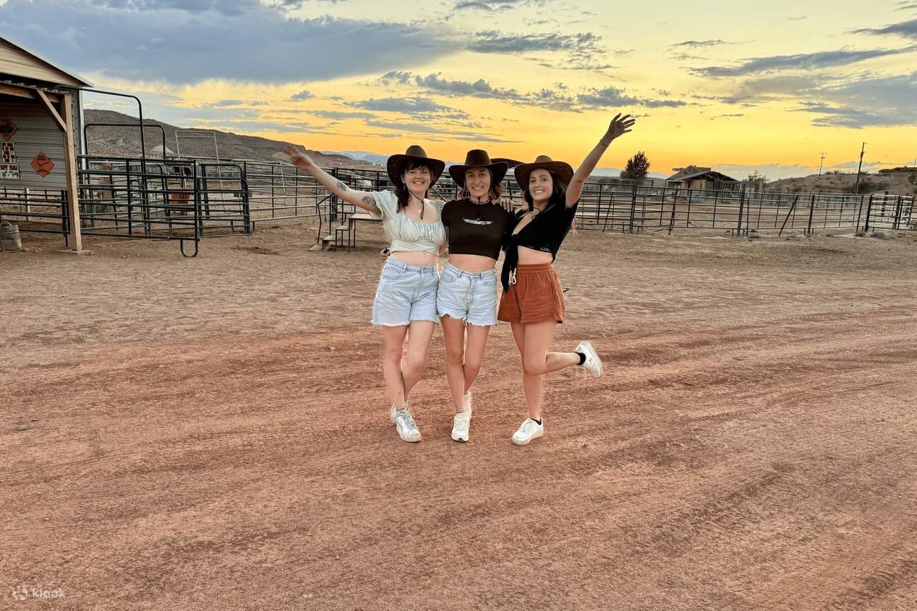 Cette randonnée à cheval comprend une visite guidée, un coucher de soleil pittoresque et un dîner copieux à Las Vegas.