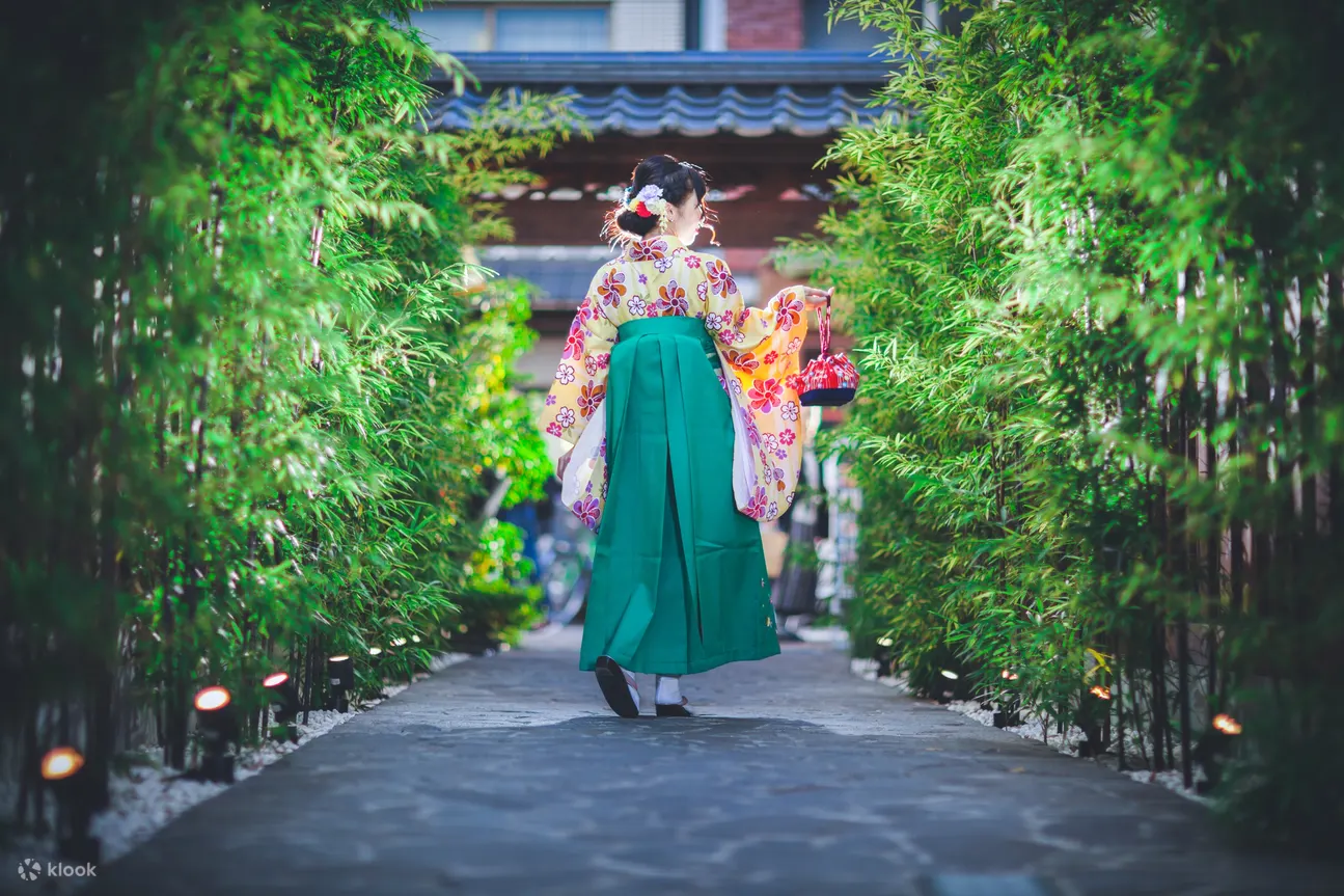 让我们一起在巷子里闲逛，寻找东京隐藏的拍照景点吧！例如，「新宿御苑」是位于新宿和涩谷的大型公园和花园，是动画《声之形》的背景。是新海诚的著名电影。