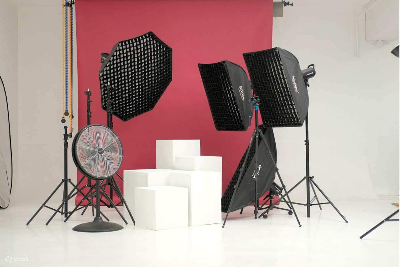 Semua peralatan profesional dan persediaan pencahayaan tersedia untuk digunakan di studio