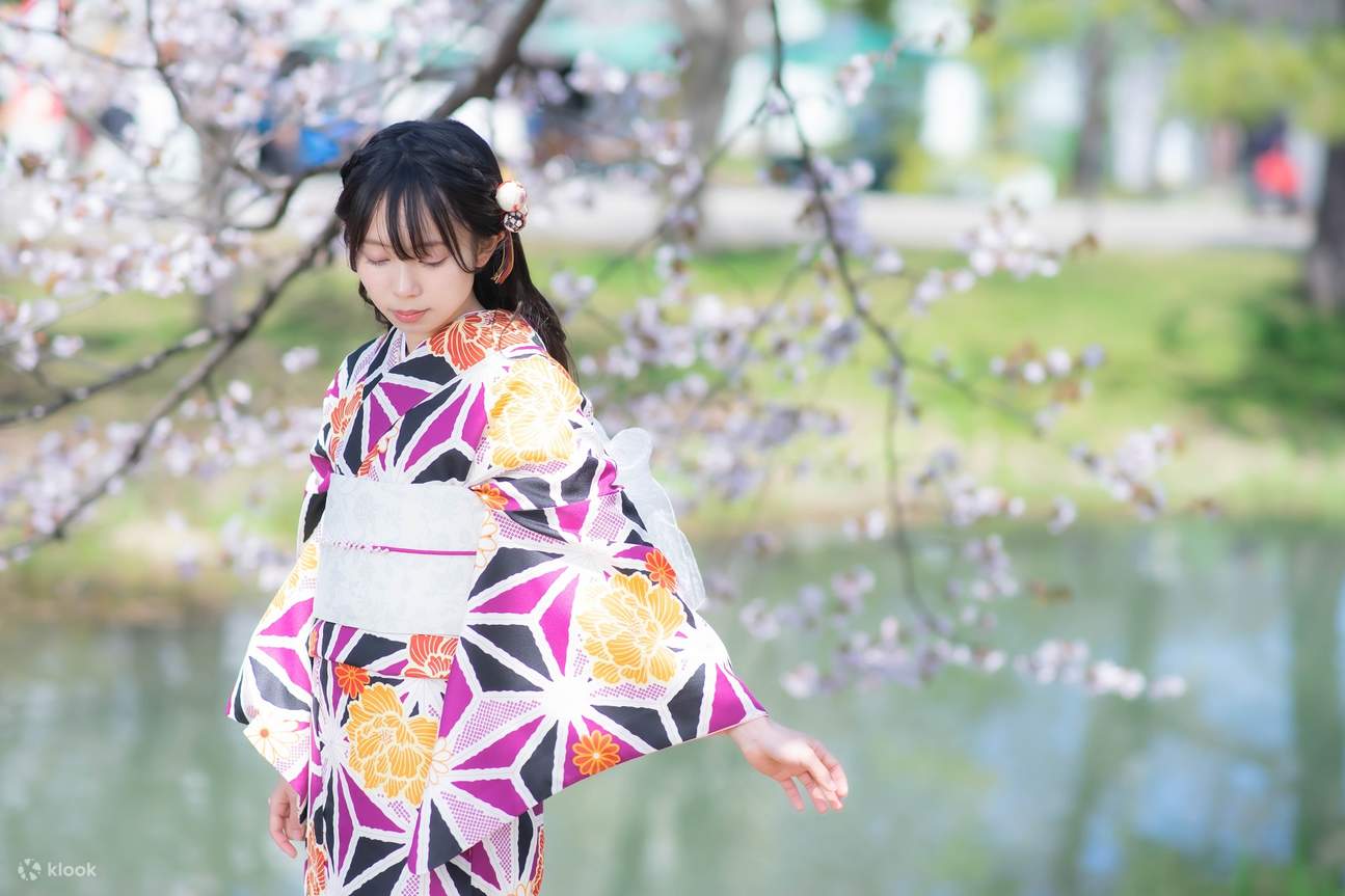 Experience Kimono in Sapporo!
This is sure to be a special and unforgettable experience in Hokkaido! 

We have kimonos available for both men and women.
Certainly! It's possible for men to wear women's kimonos, and vice-versa. (Please note that size avail