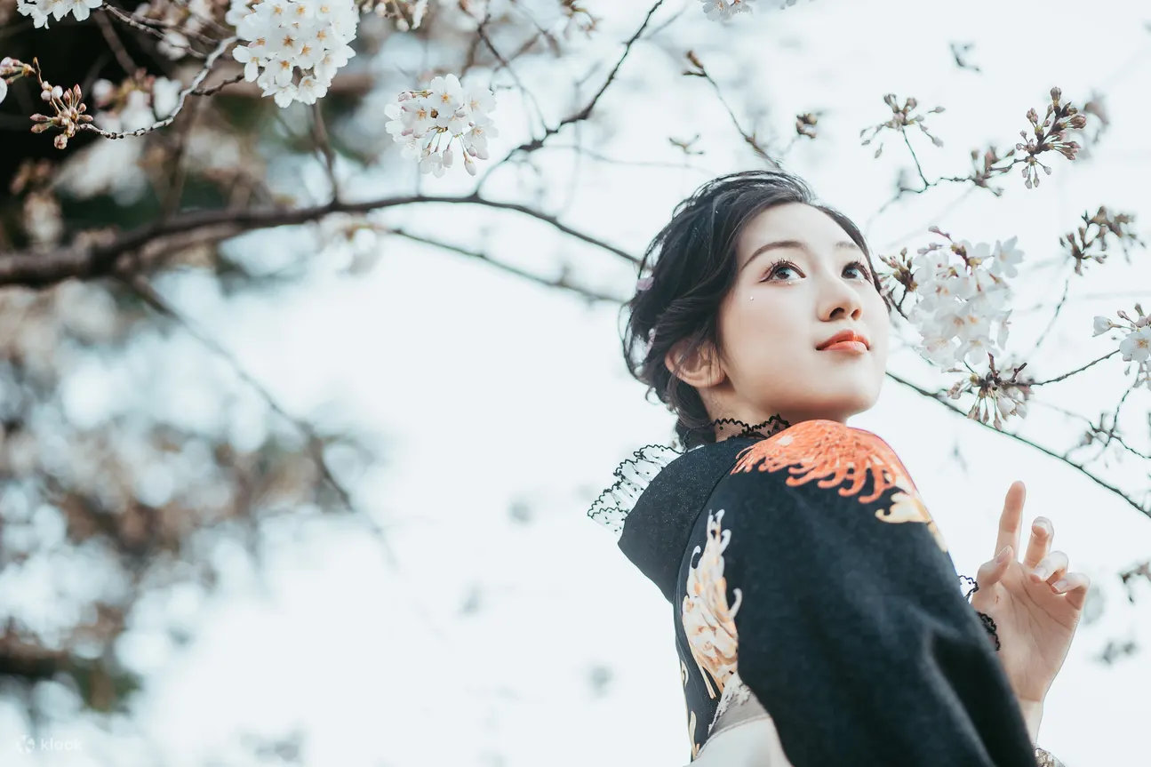 穿着和服的女性