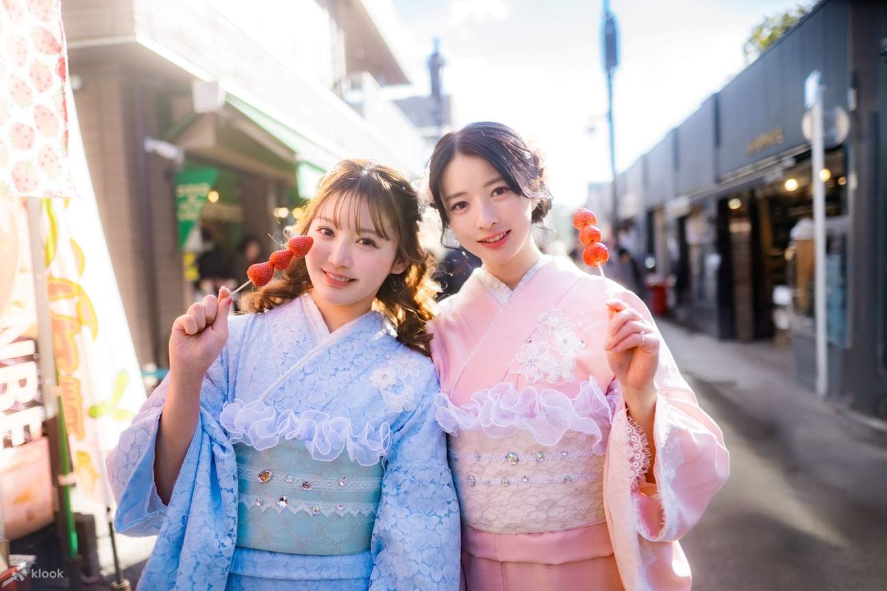 tiga wisatawan berswafoto di Jepang