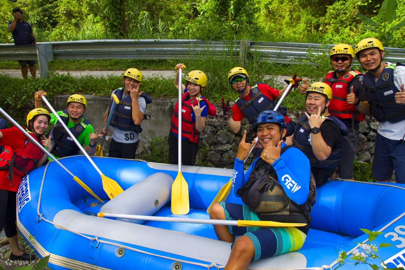 享受泛舟活動的一群人