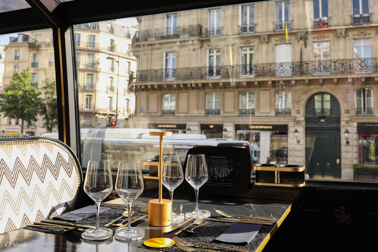 Nikmati pemandangan panorama Paris melalui tingkap sisi dan bumbung yang dilengkapi di dalam bas