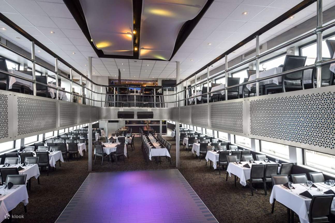 Disfrute de un crucero con un diseño elegante, áreas de comedor espaciosas e vistas panorámicas del horizonte