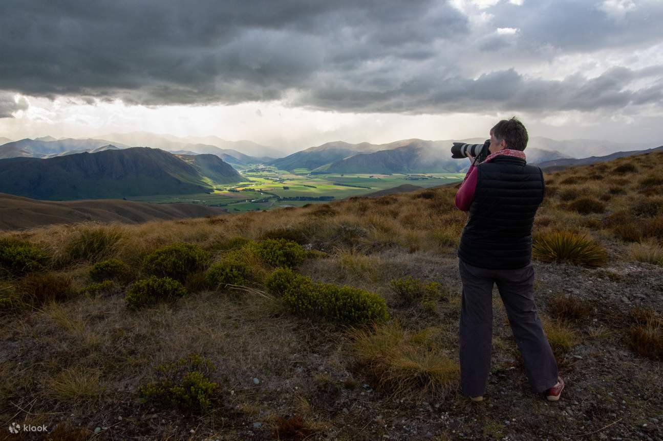una persona che scatta fotografie
