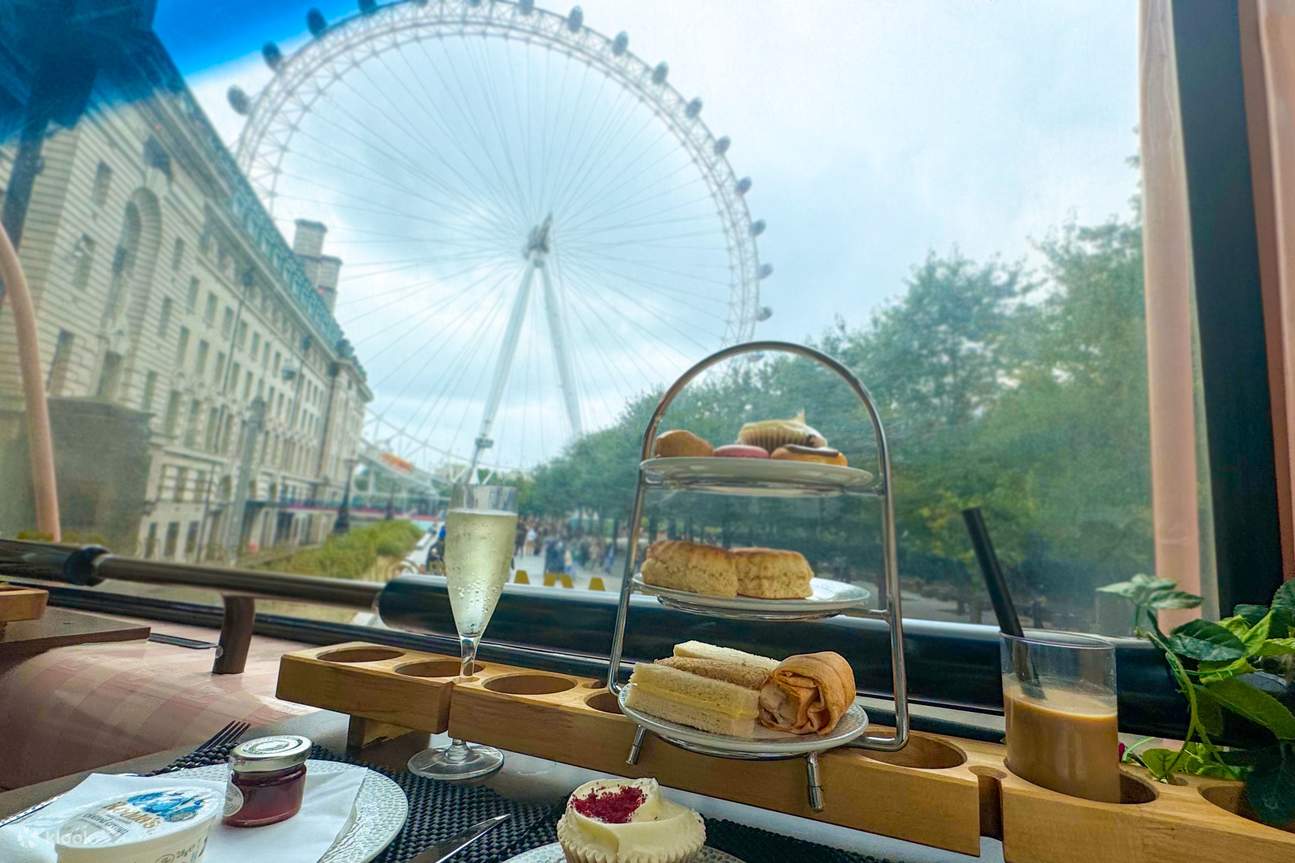 Nikmati perpaduan sempurna antara musik dan kelezatan kuliner dalam perjalanan bus minum teh sore bertema Taylor Swift