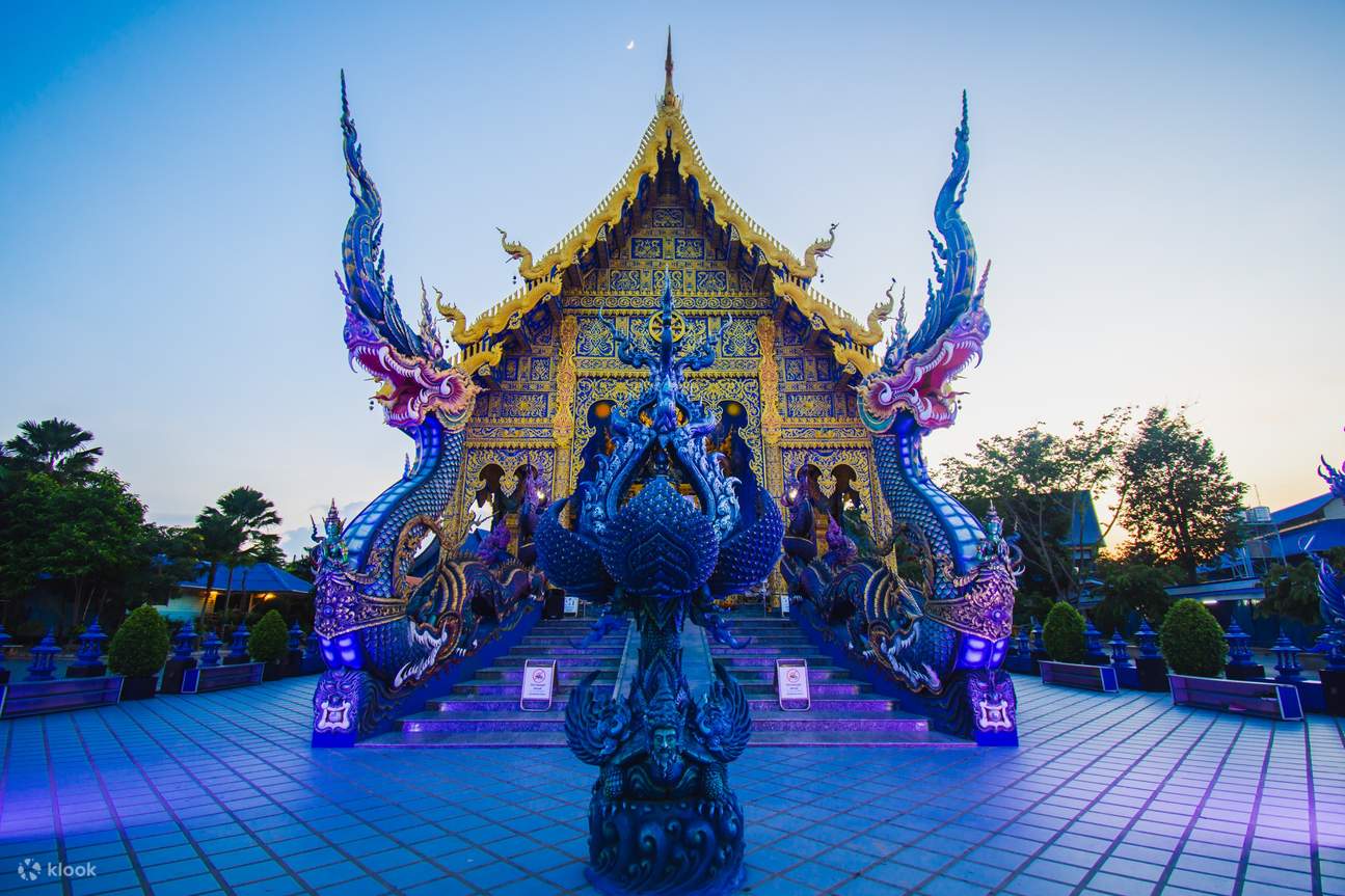 Ganztägige Tour der Chiang Rai White Black Blue Temple-Serie ab Chiang ...