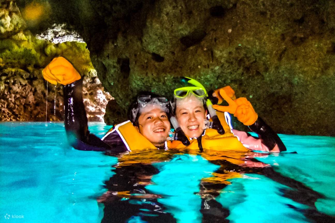 青の洞窟でのカップル写真