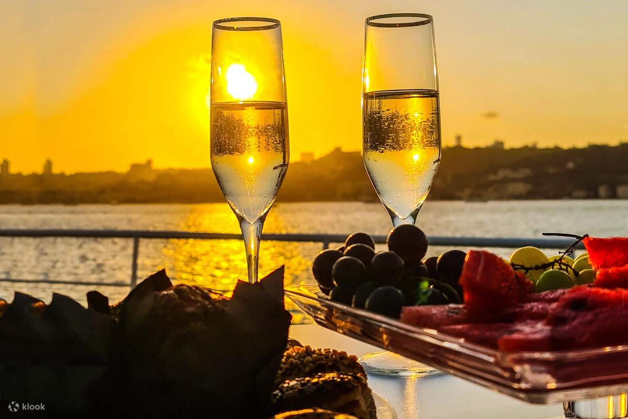在游轮上享用美味的食物和清爽的饮品，周围环绕着迷人的景色！