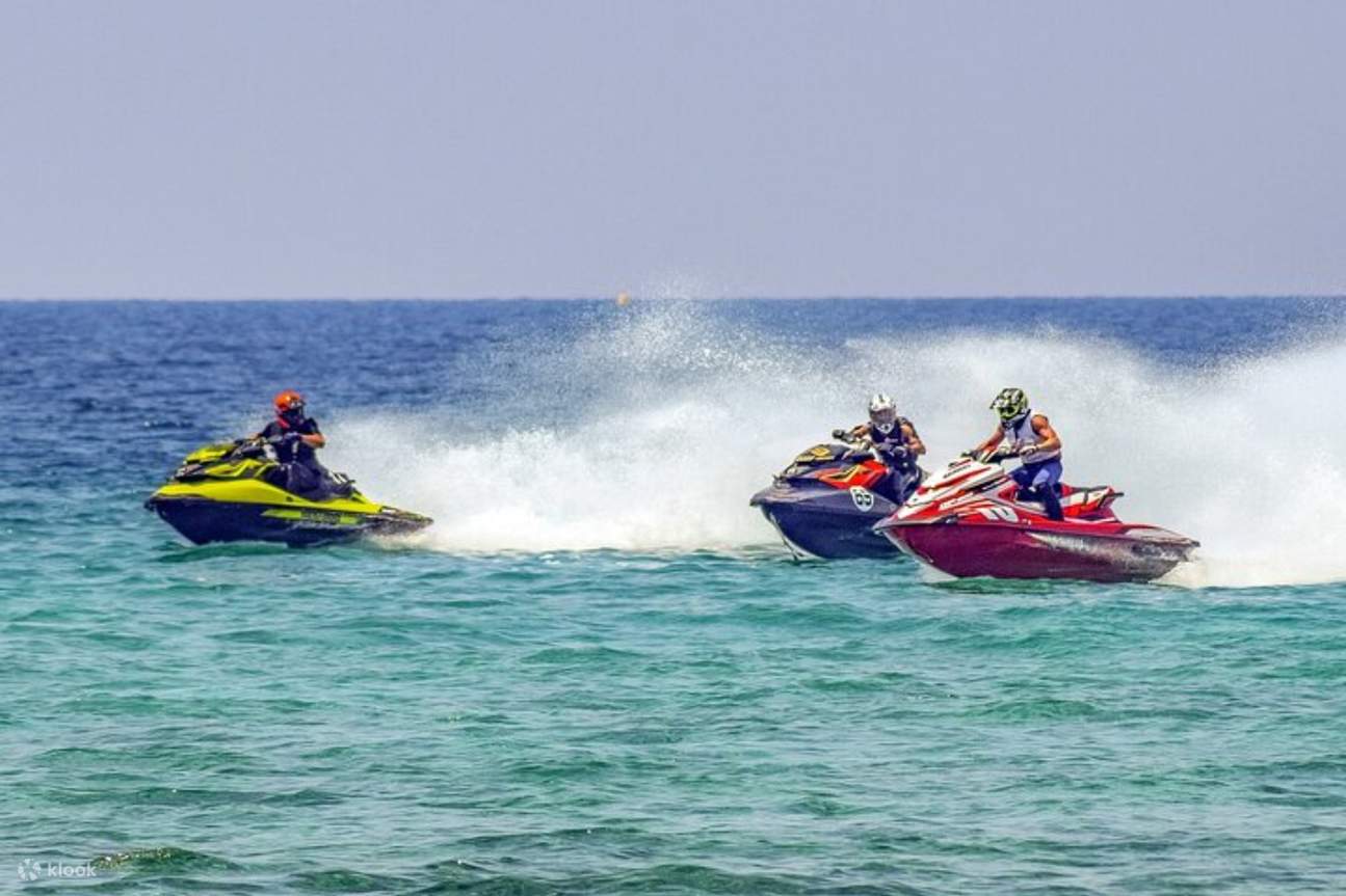 Berlayar Santai Di Sekitar Teluk Ekas