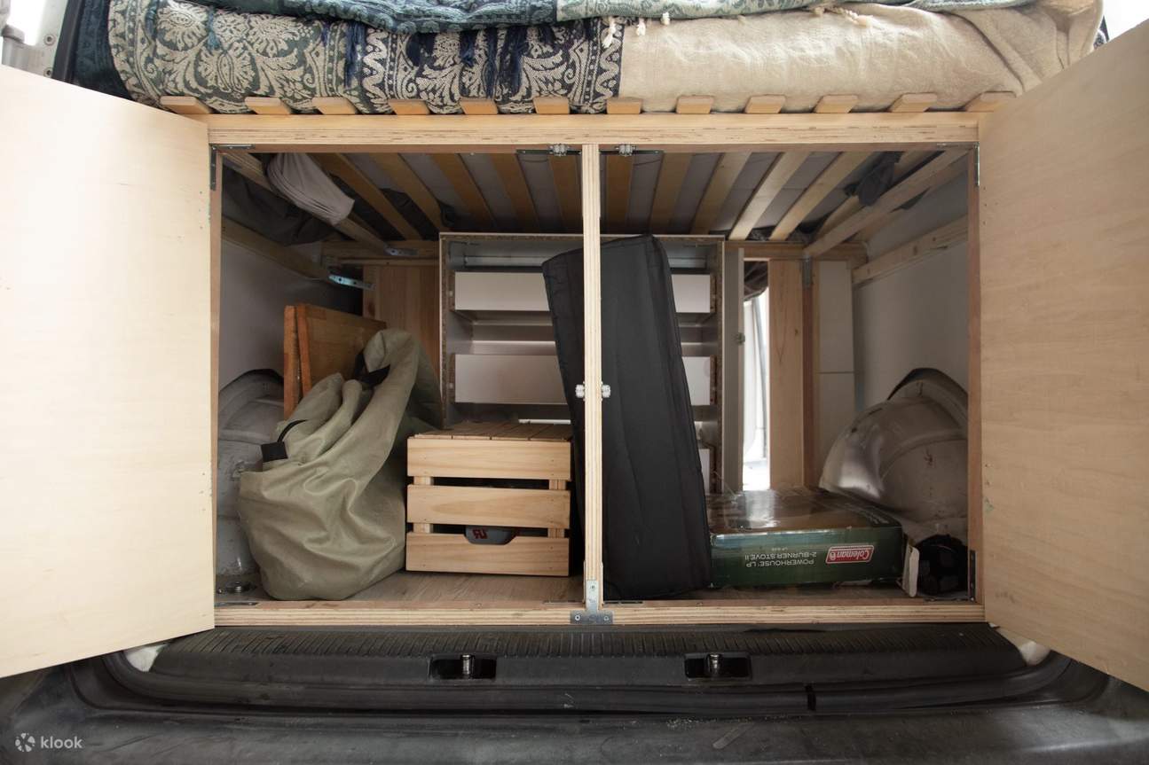 露營車裡床下的空間