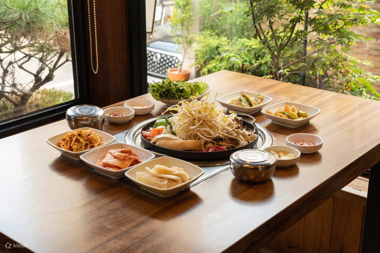 Es sind die Beilagen (Banchan), die mit der persönlichen Note des Küchenchefs gefüllt sind, die den Geschmack des Hanwoo-Rindfleischs vervollständigen. Entdecken Sie die Kultur der koreanischen Tischdekoration, die von 'Jeong' (情, ein tiefes Gefühl der Zu