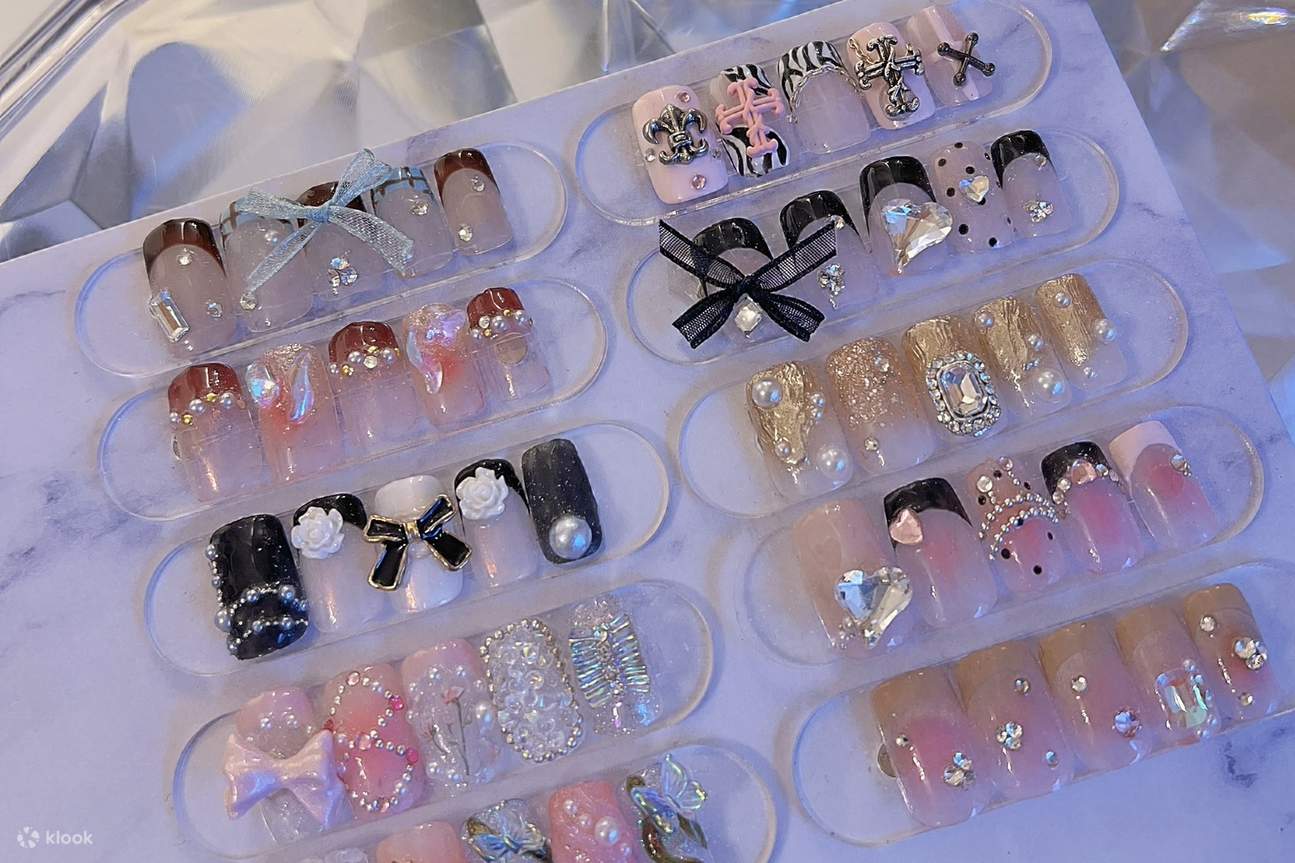 Desde la forma de la uña y el brillo hasta la durabilidad, los manicuristas experimentados han puesto todo su corazón y alma en crear un efecto de uñas profesional y de alto nivel.