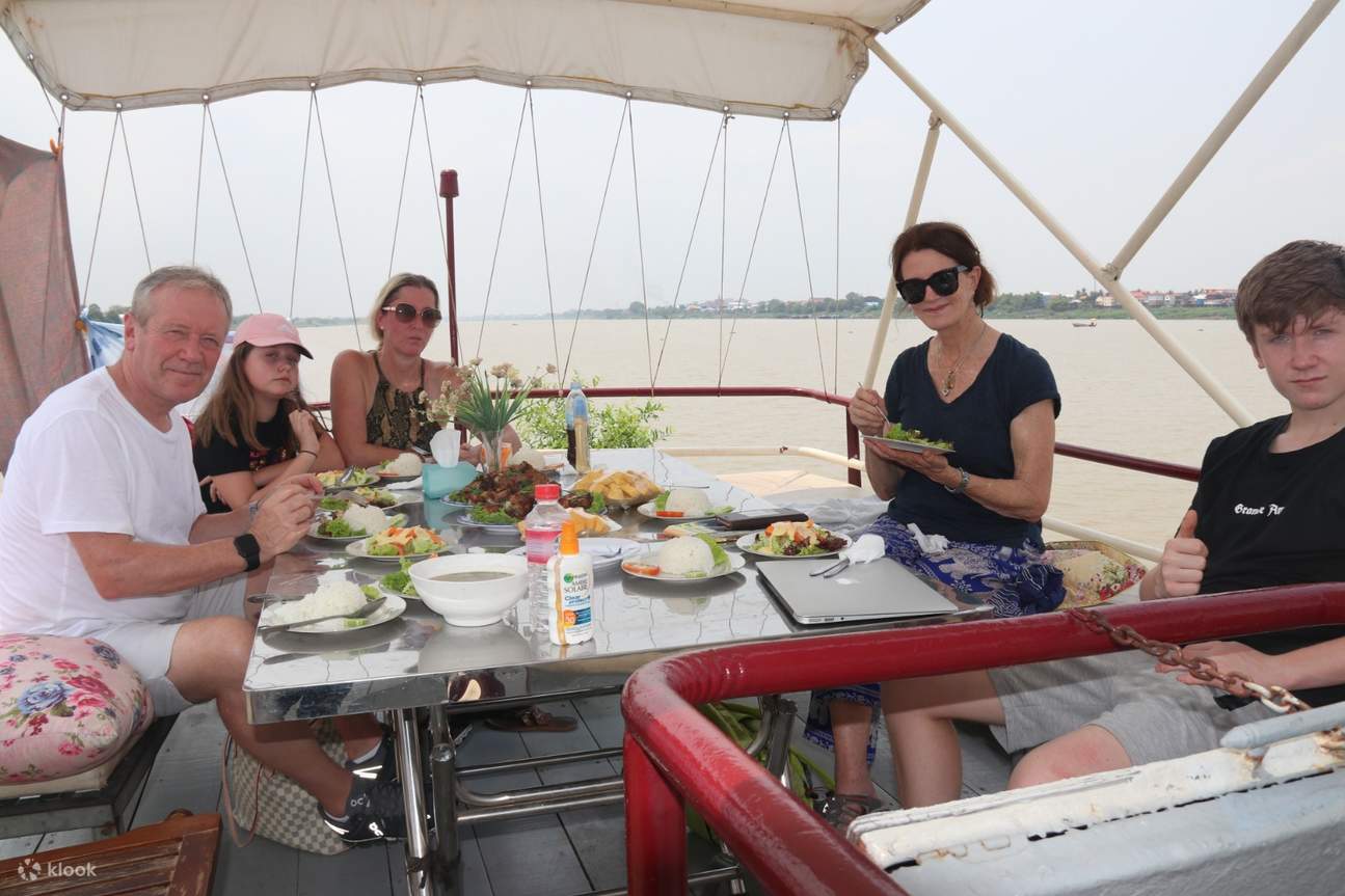 persone che mangiano a bordo di una barca