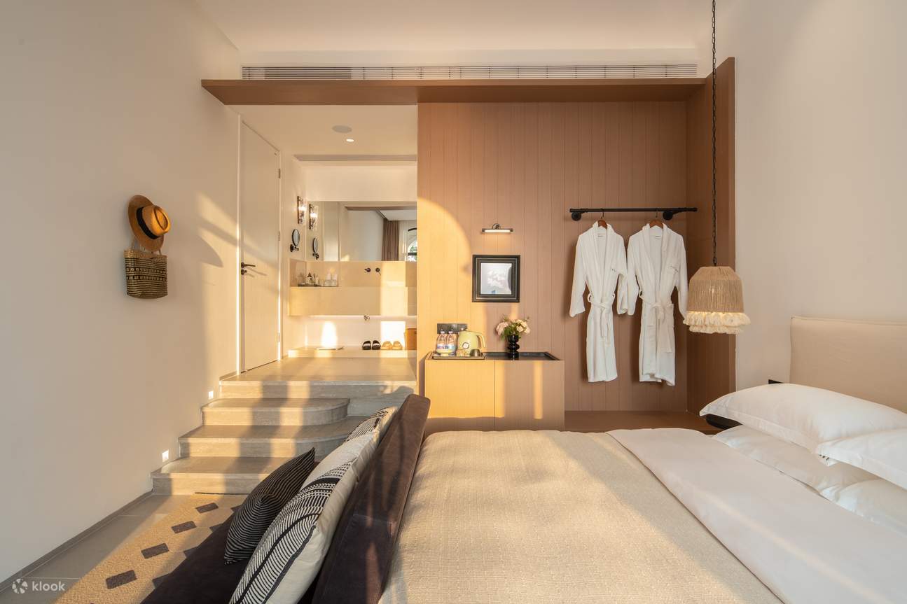 Phòng giường đôi có hồ bơi trong hang Mạnh Lai