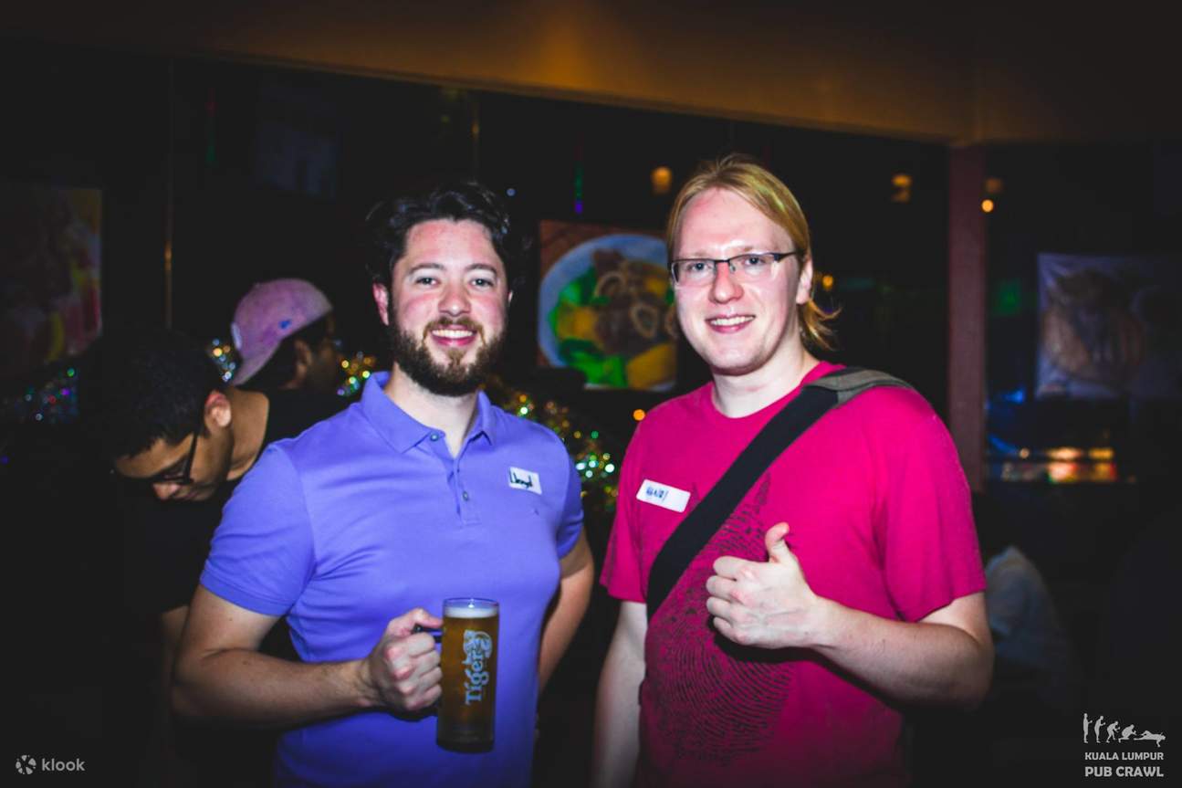 ビールを手に持つカップル