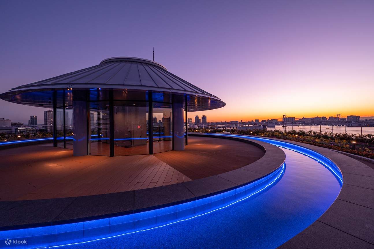 สวนหย่อมรอบ ๆ บ่อแช่เท้าที่เป็นจุดชมวิว