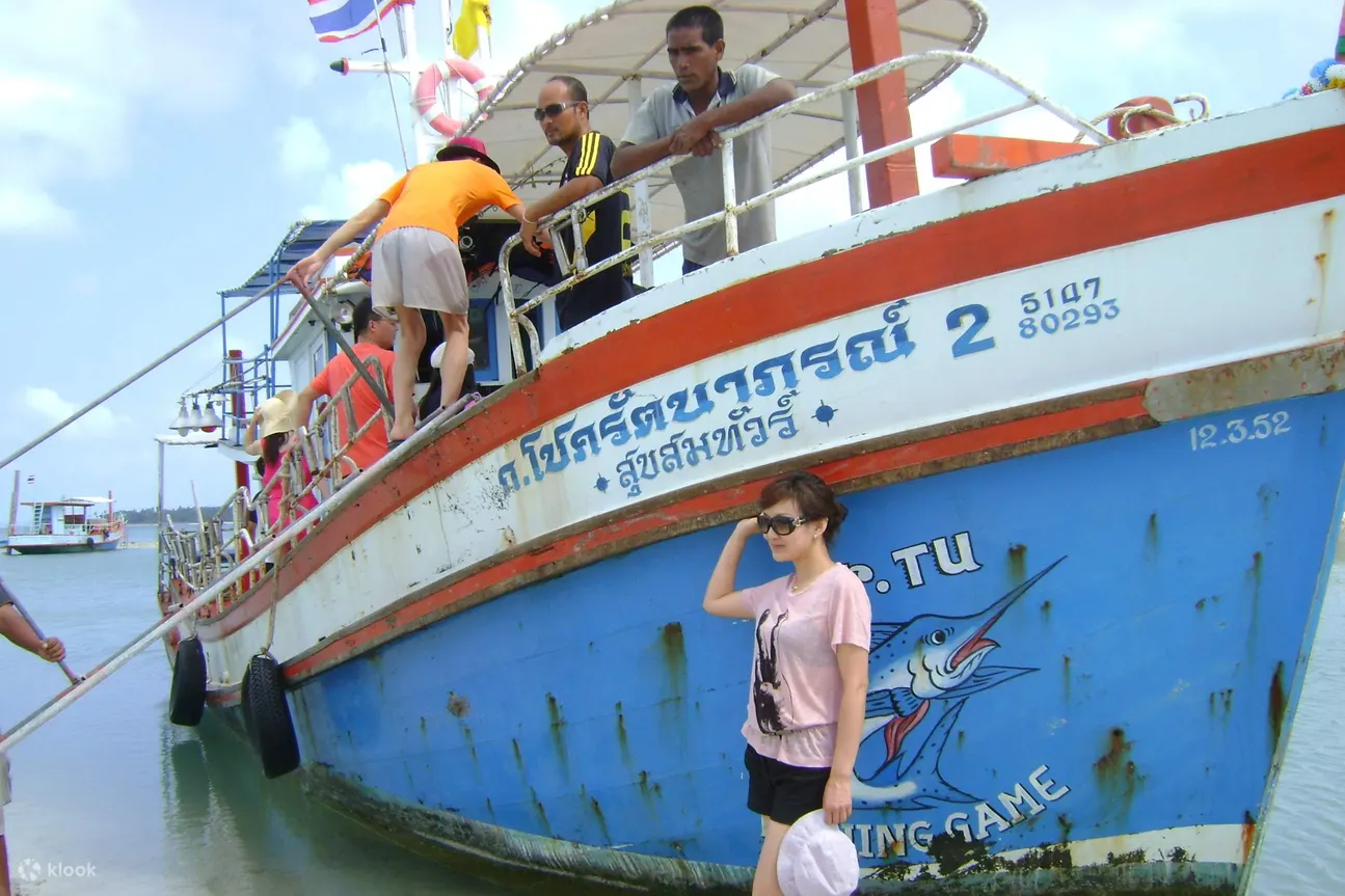 在 Phu Yai Non 码头登上渔船