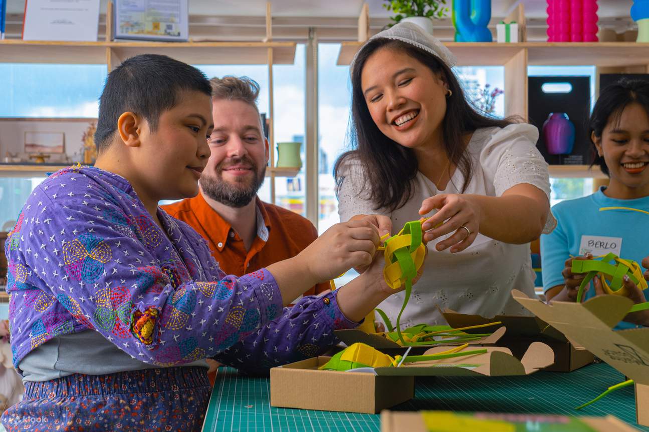 Un instructeur montre à une femme comment tisser correctement son puso
