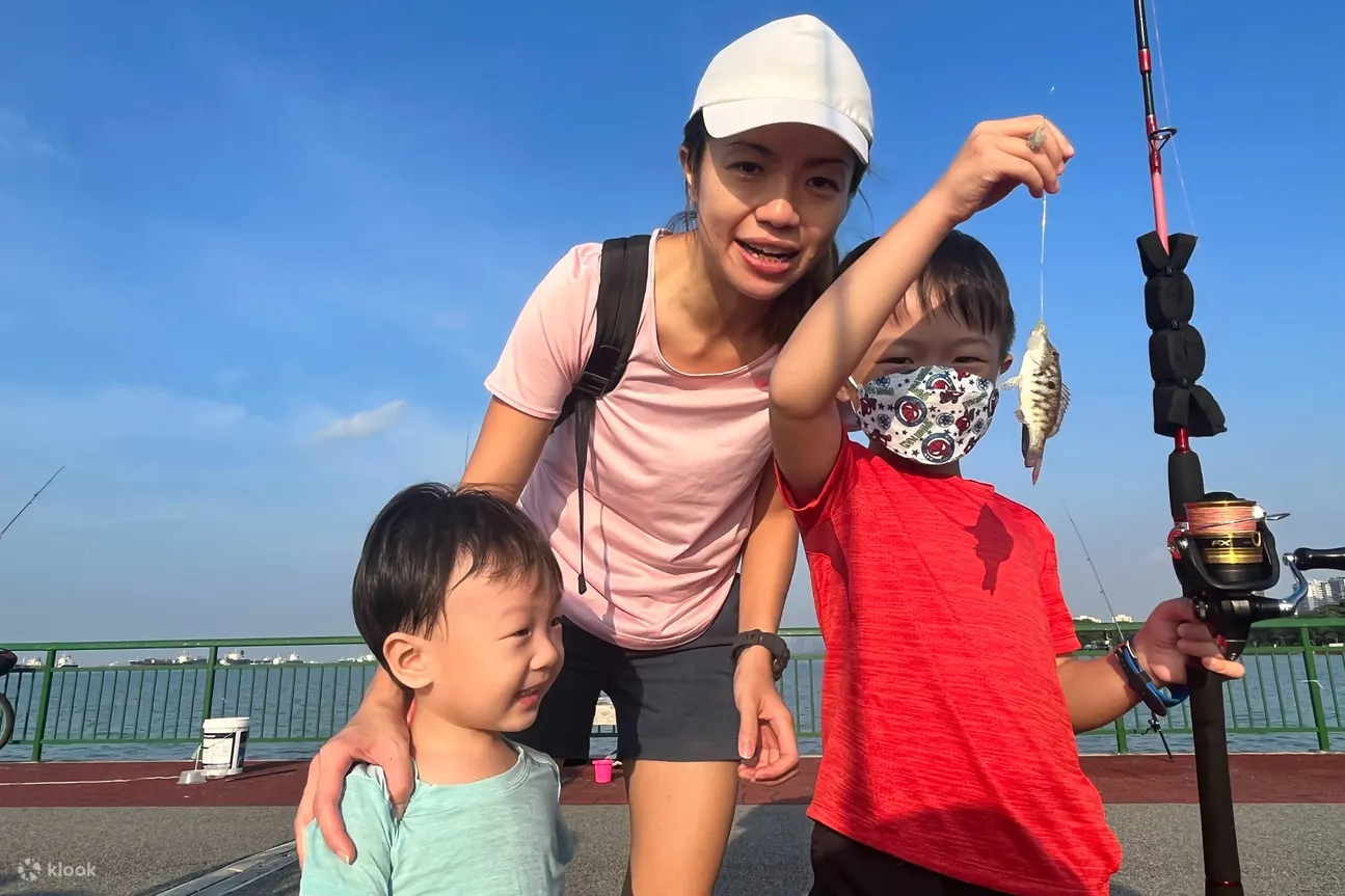 与家人一起在新加坡海岸钓鱼的地方