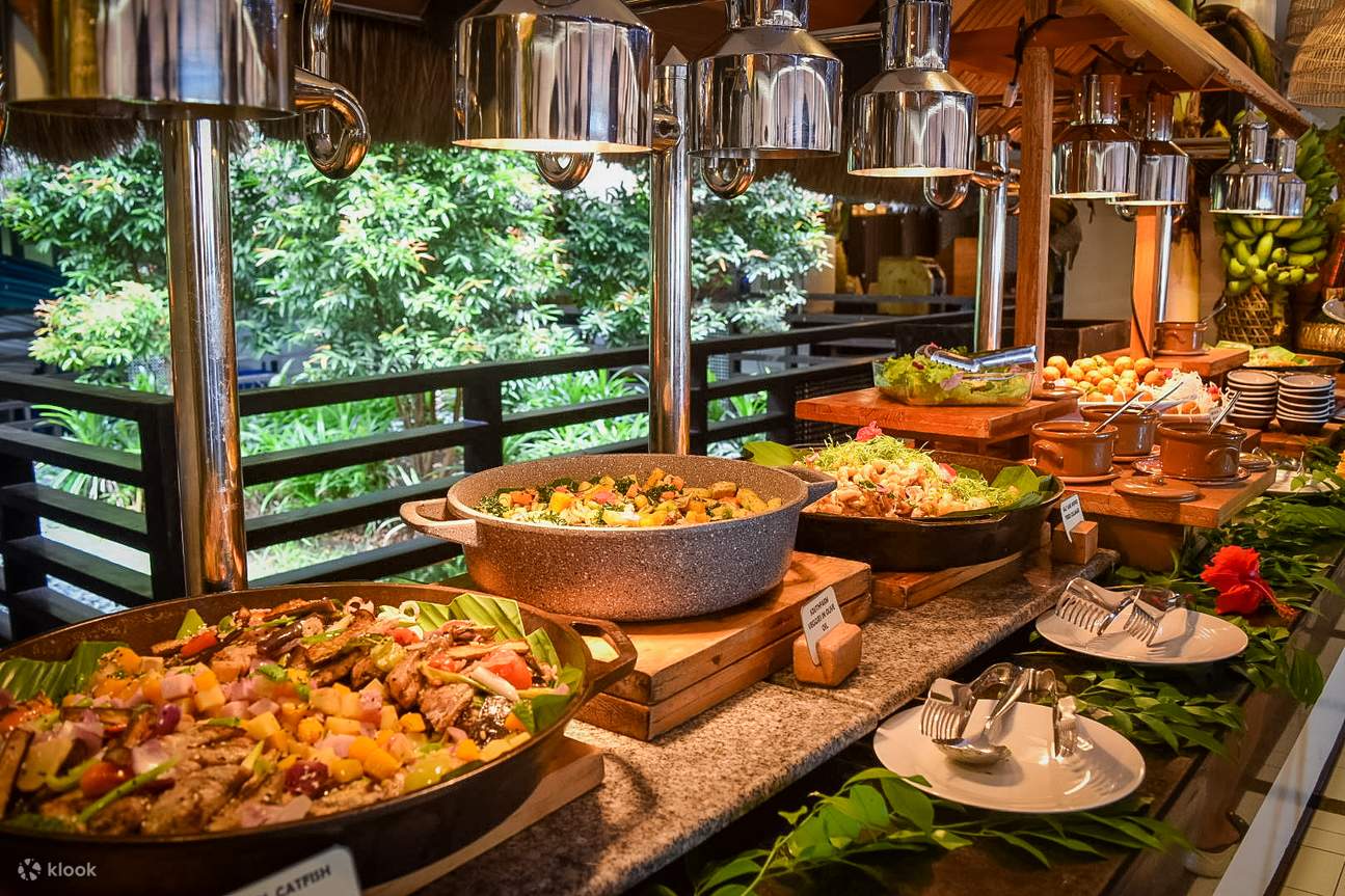 Terokai pelbagai pilihan hidangan termasuk salad segar dan pelbagai hidangan