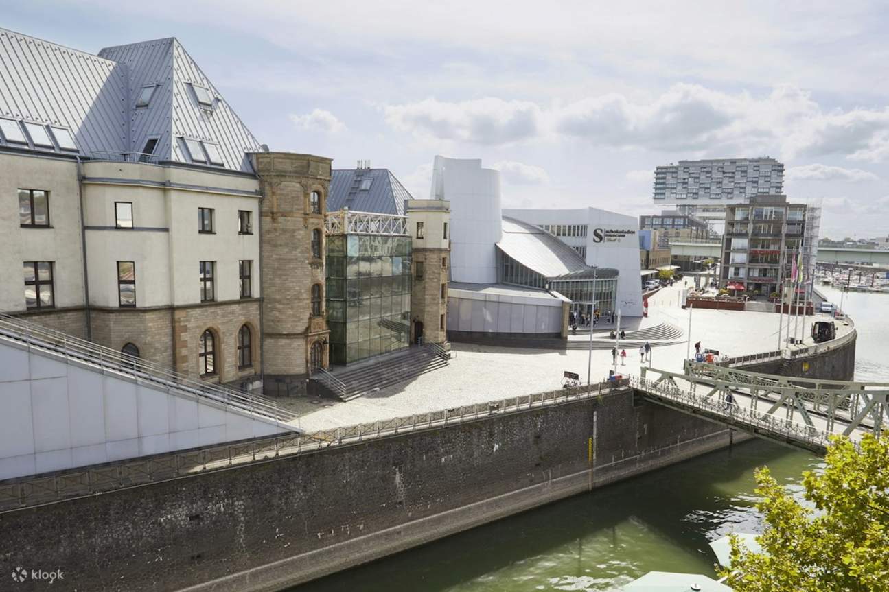 在博物館全景咖啡廳，透過窗戶飽覽迷人的萊茵河風光，盡情放鬆身心