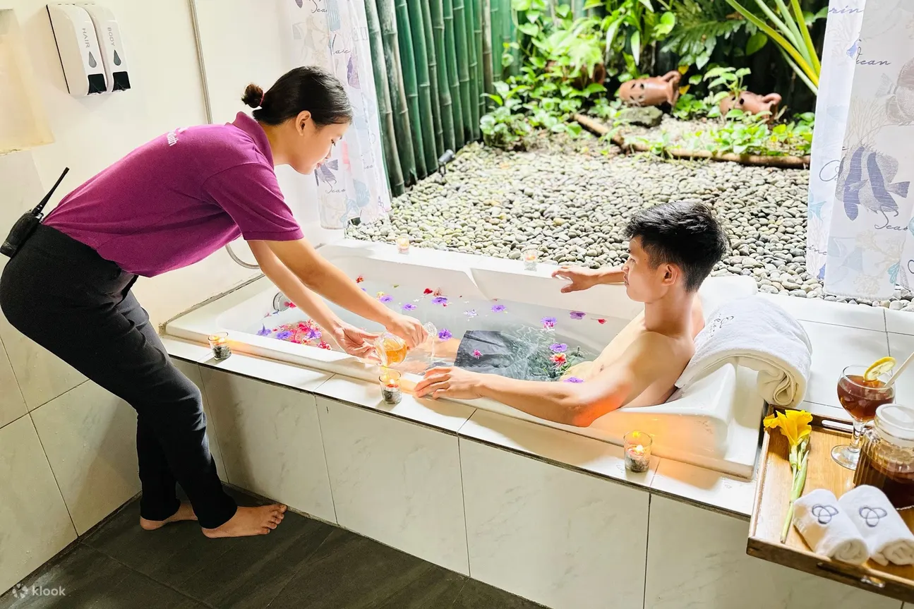 工作人员为顾客准备泡澡