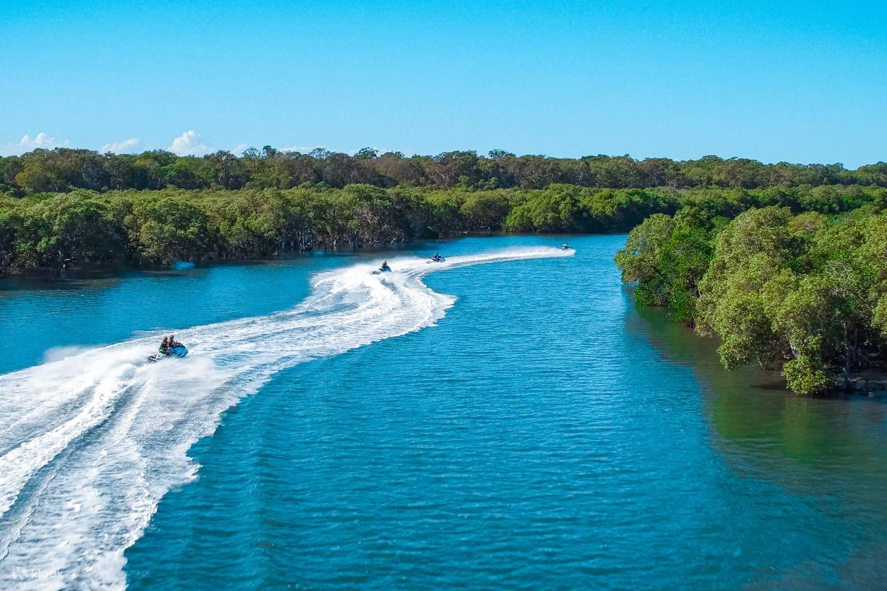 Jet ski sur le fleuve