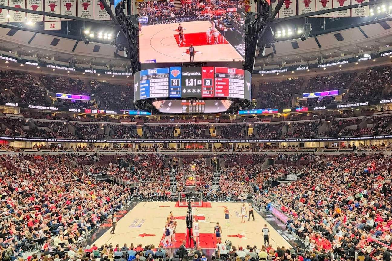 Pertandingan Bola Basket Chicago Bulls di United Center