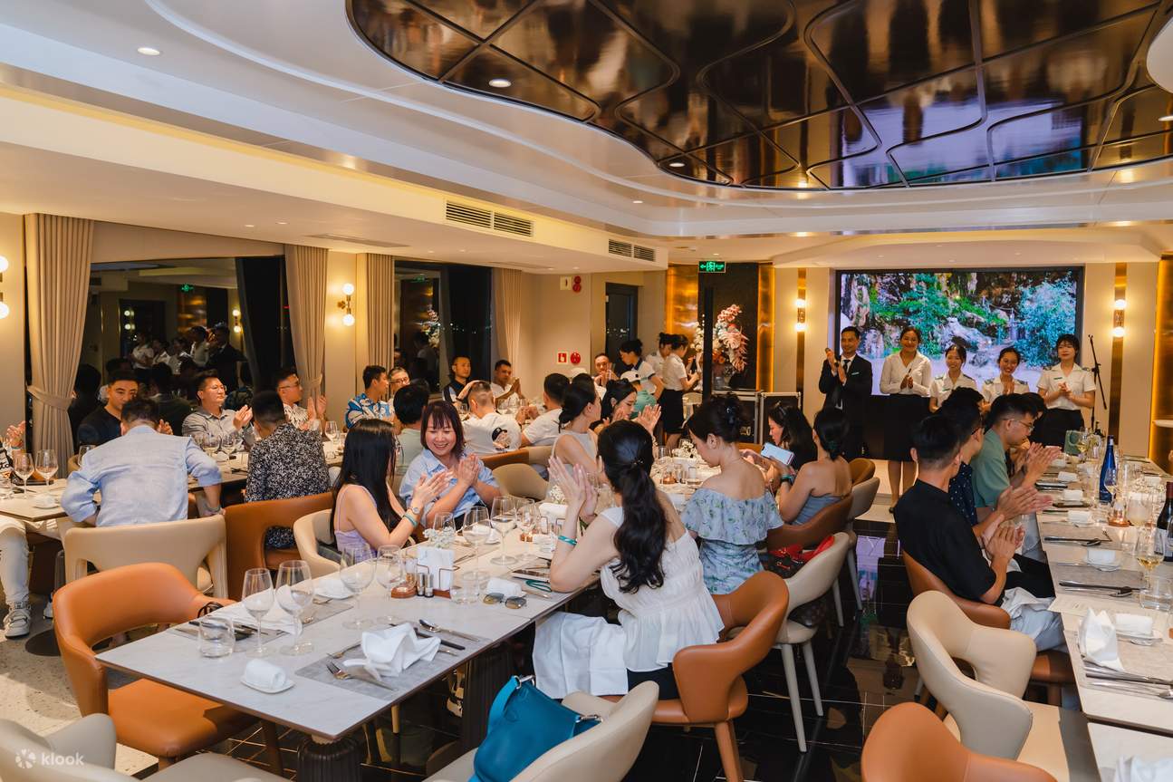 Trải nghiệm bữa tối ngắm hoàng hôn trên Vịnh Hạ Long bằng du thuyền Saquila