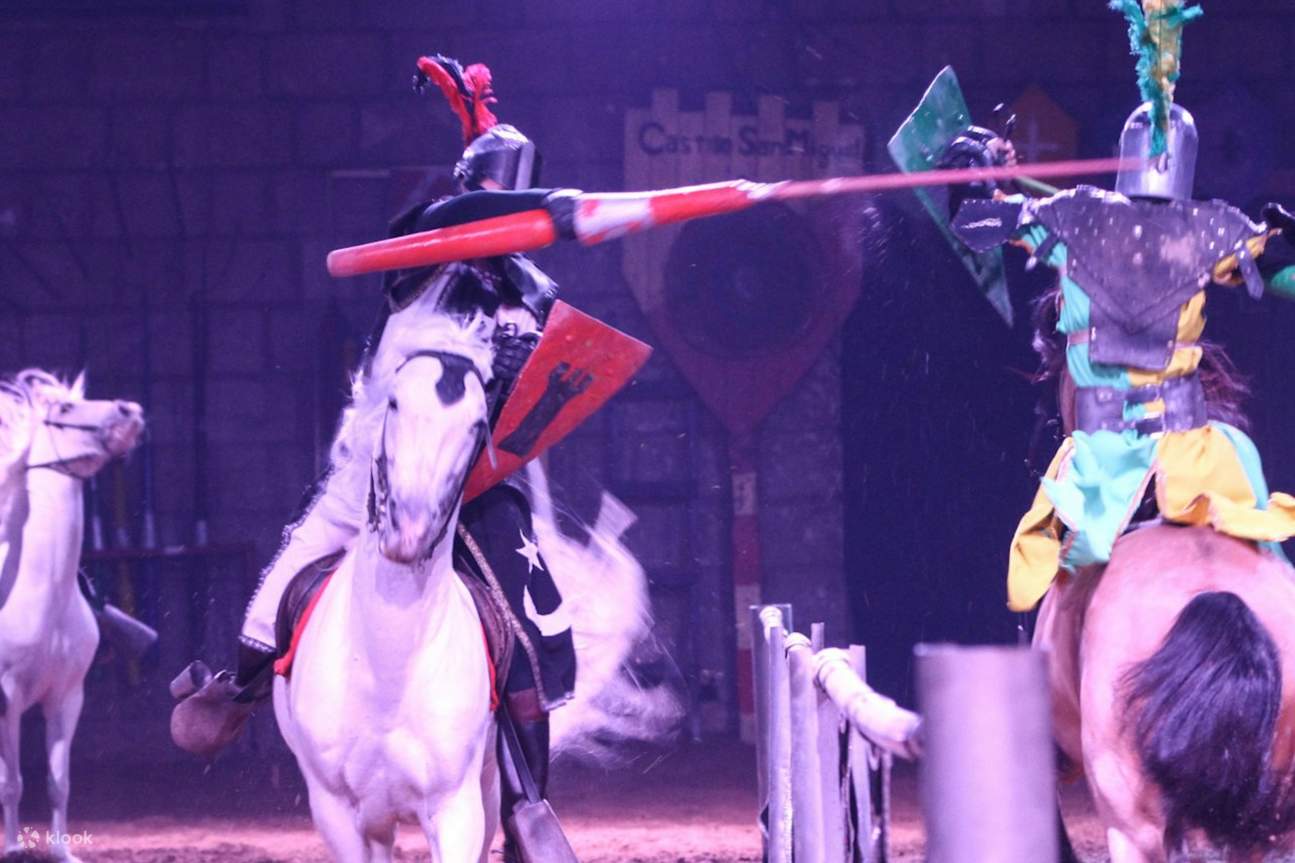 Примите участие в захватывающих турнирах и играх в Зале Турниров.