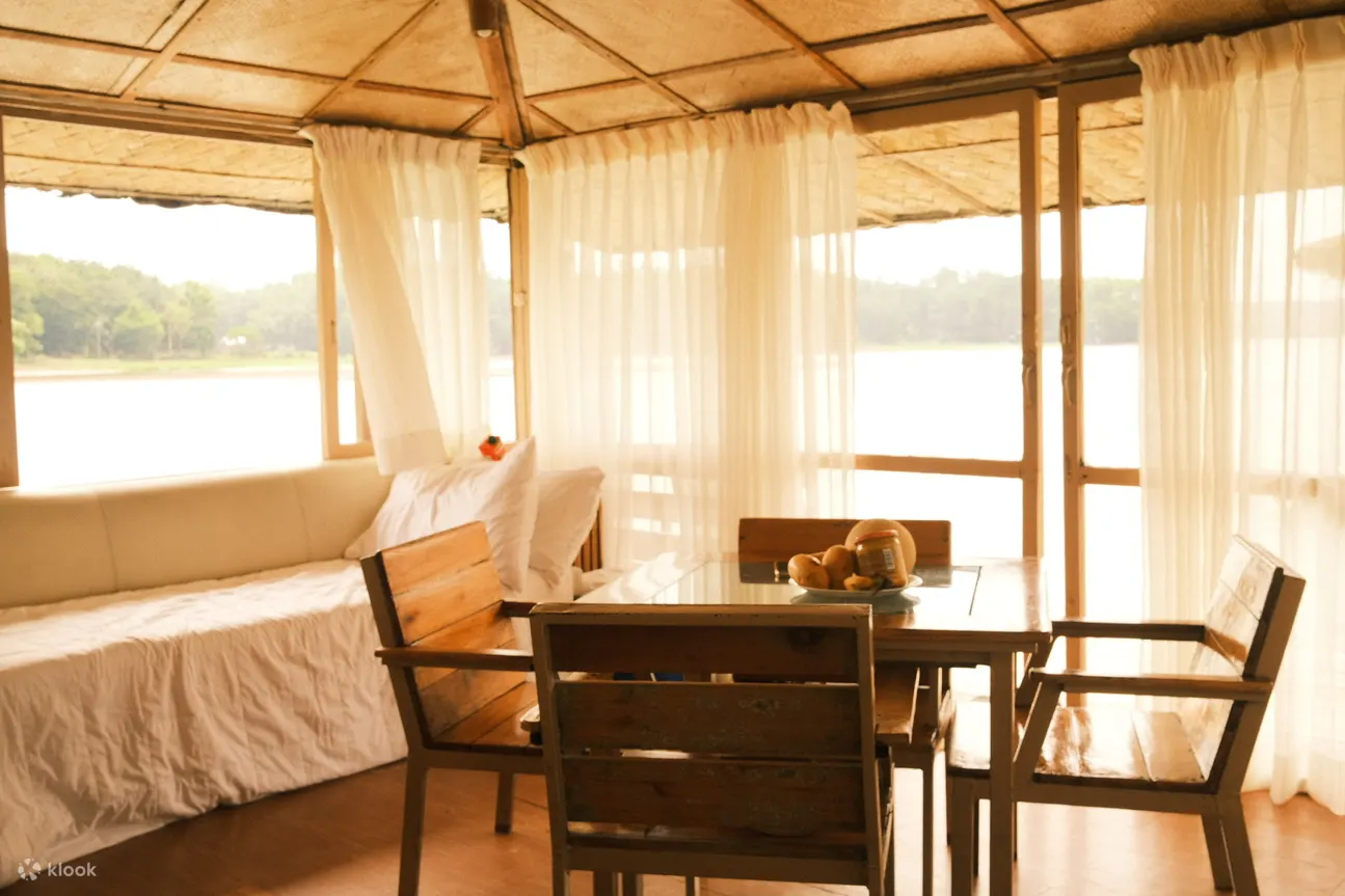 浮动房屋的用餐区