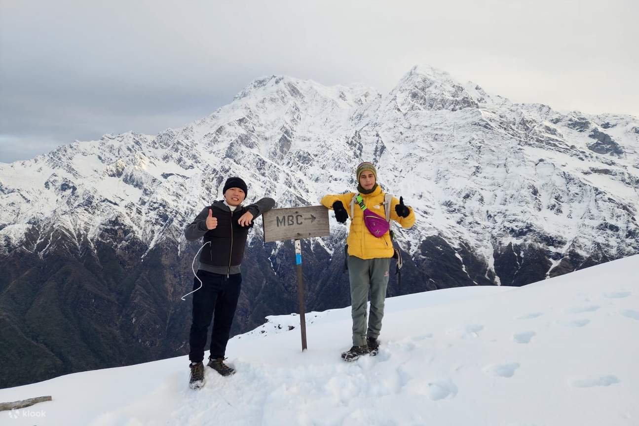 mọi người đứng trước quang cảnh đồi Poon