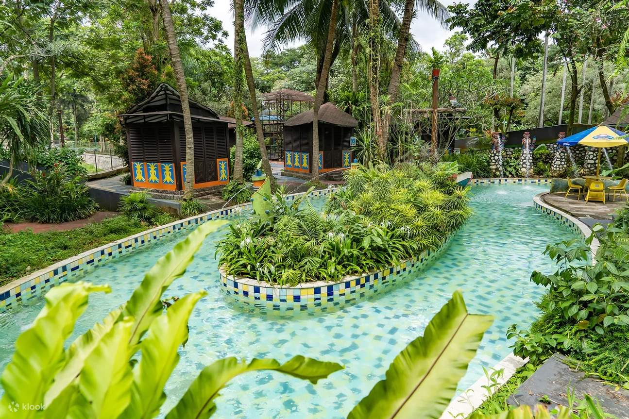 Treiben Sie auf dem Lazy River dahin, umgeben von üppigem Grün – perfekt für eine entspannende Pause.