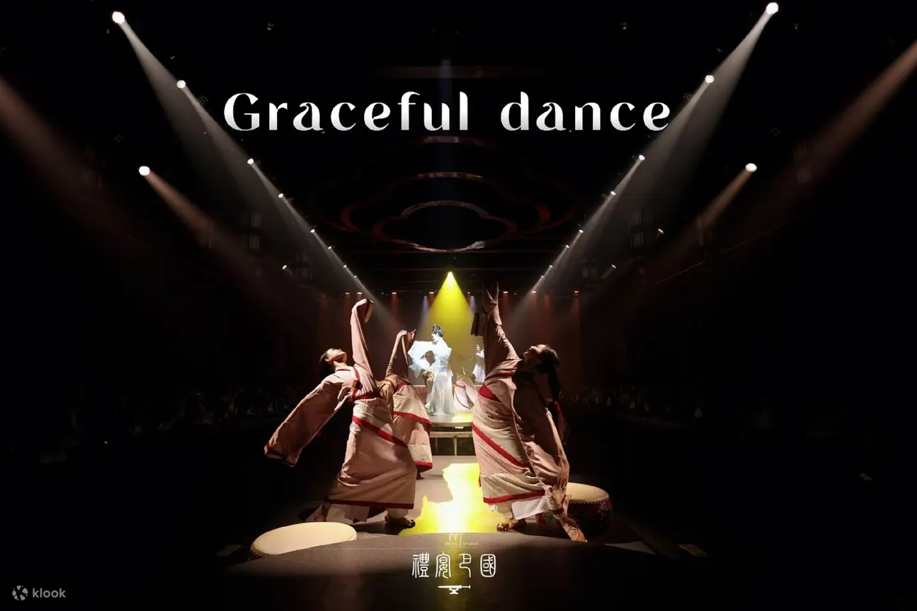 悠扬的古乐响起，身着古装的演员们缓缓步入舞台，他们以舞为楔，以食为媒，将汉服文化、饮食文化、礼乐舞秀完美融合，为宾客们带来了一场全方位、多感官的沉浸式体验。