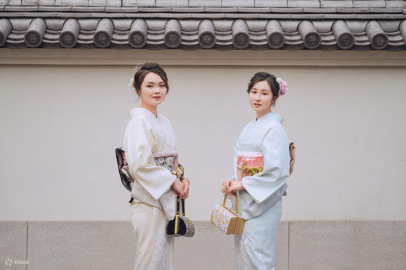 У нас также есть план фотосессии для двух женщин.