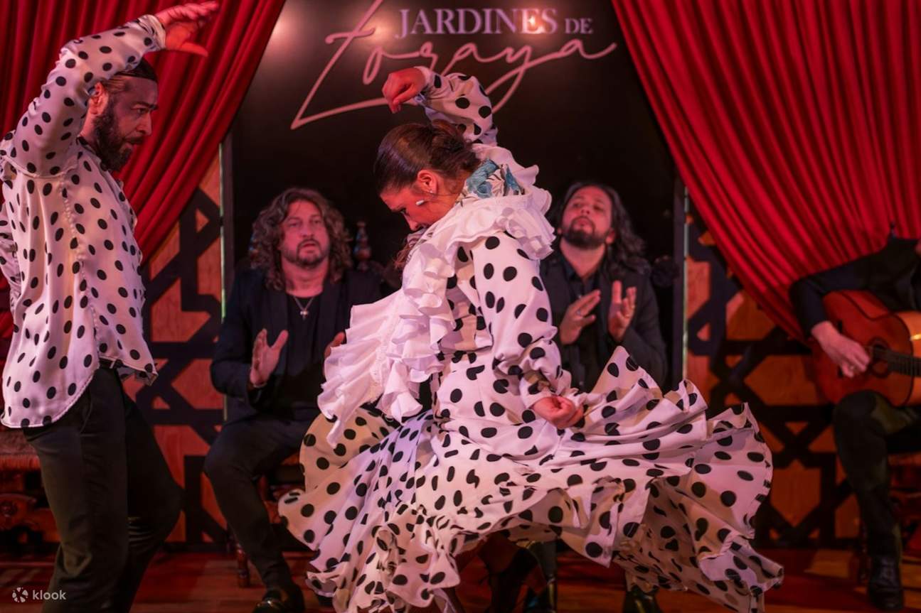 ハルディネス デ ゾラヤの魅惑的な雰囲気の中で、フラメンコの魂のこもった芸術性を体験してください。