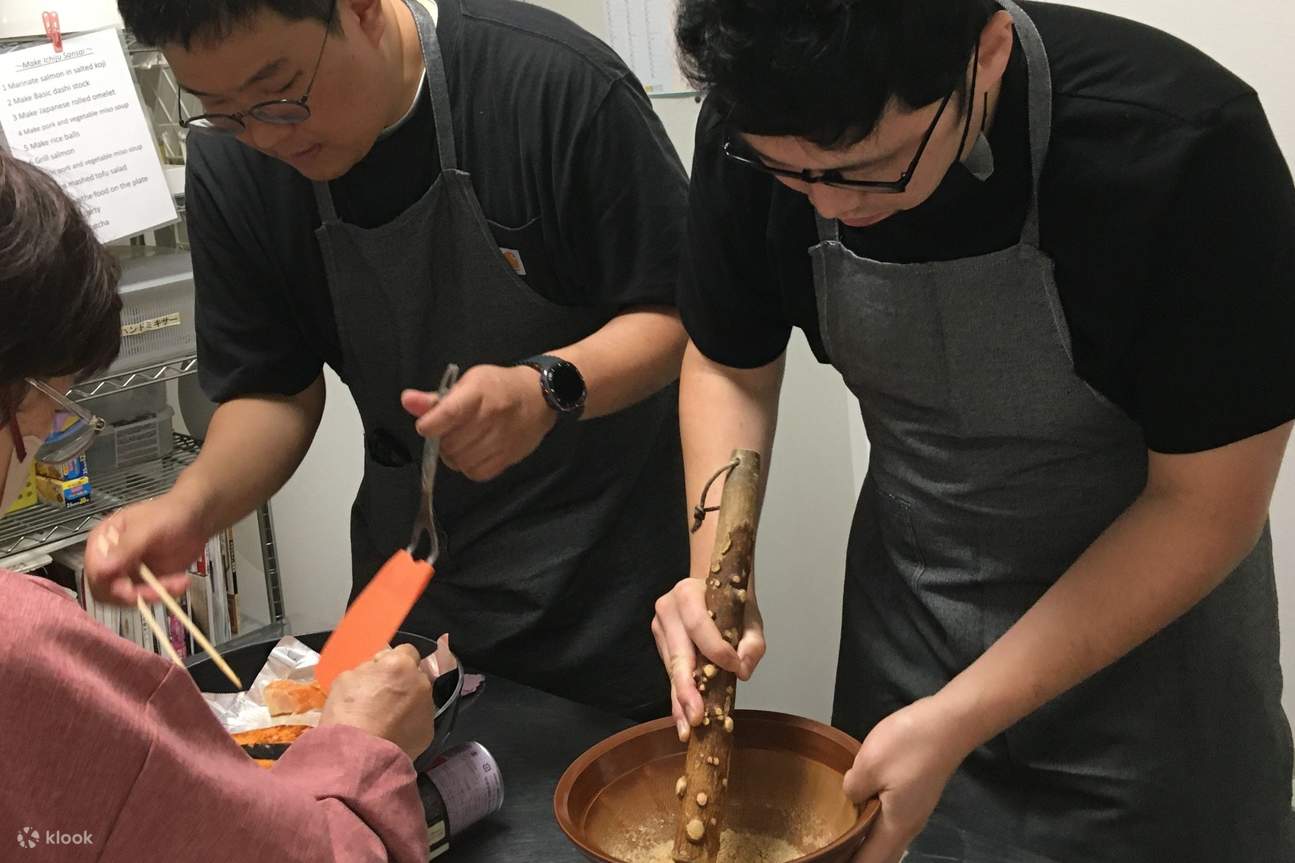 Giling biji wijen di lesung