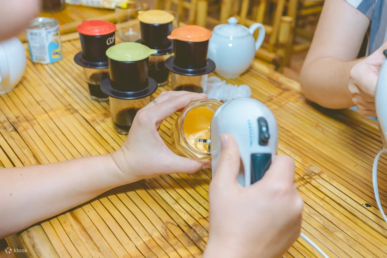 准备鞭子的游客