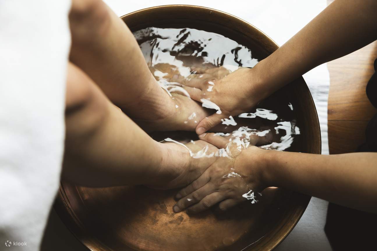 천 리 길도 발에서 시작되듯, 삼이는 고객님의 편안한 휴식을 위한 첫걸음입니다.
족욕은 따뜻한 물결로 발 구석구석을 부드럽게 감싸줍니다. 다른 곳과는 달리, 저희는 동판을 사용하여 에너지를 축적하고, 족욕과 동시에 발의 열 에너지 순환을 촉진하여 습기와 모든 노폐물을 씻어드립니다.