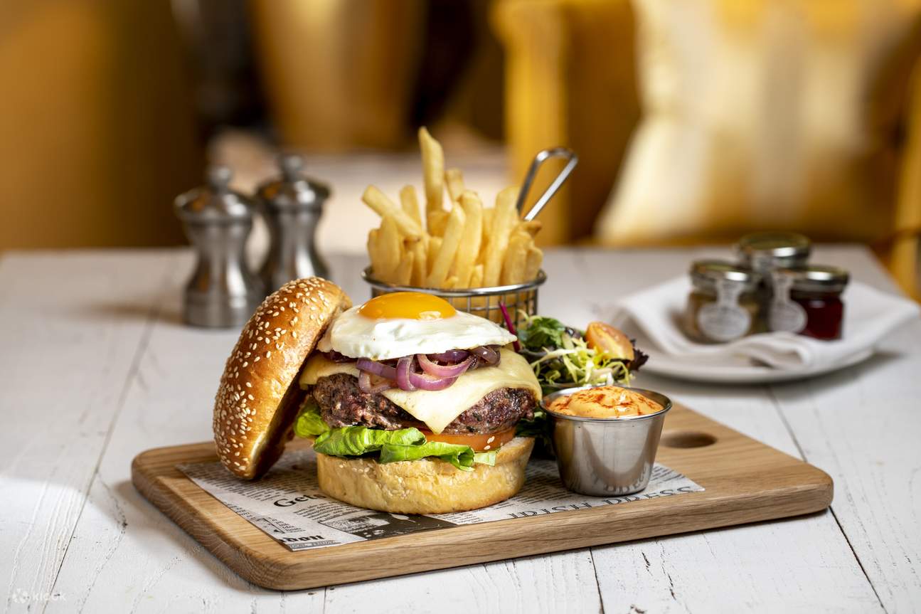 Burger at Oscar’s at Conrad Centennial Singapore