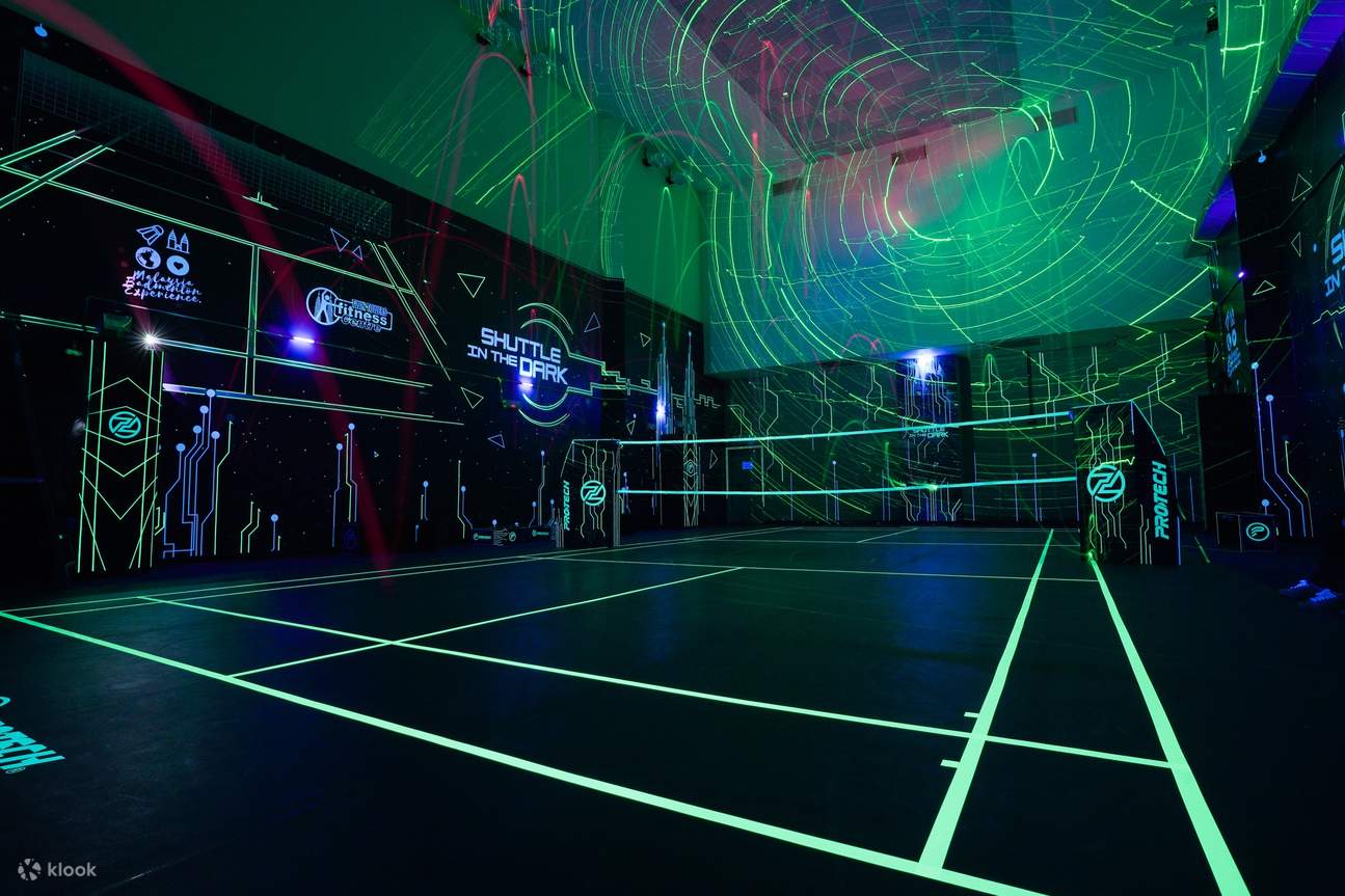 黑暗中的羽毛球场