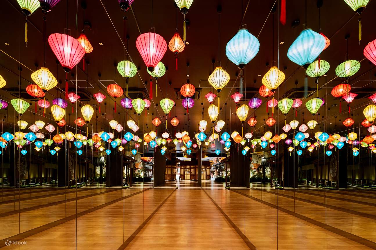 Penghibur Solaniwa Onsen memakai pakaian tradisional