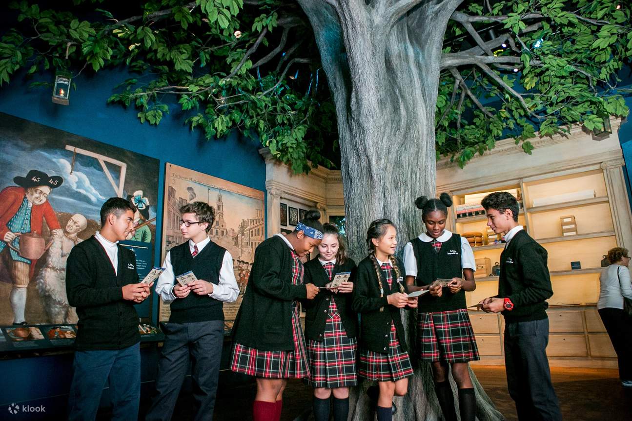 Un arbre au milieu du musée