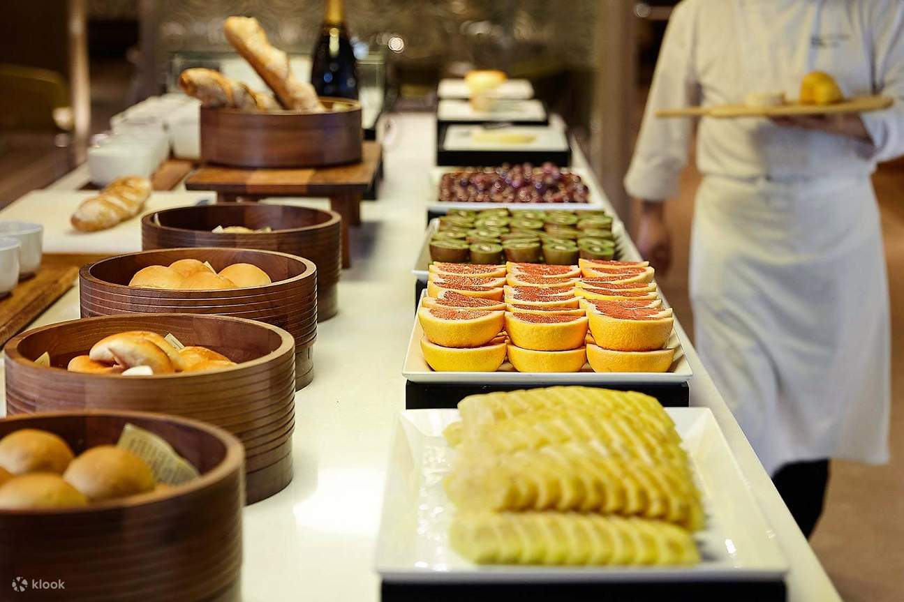 Chinese pastries at La Seine Buffet Restaurant at Lotte Hotel World