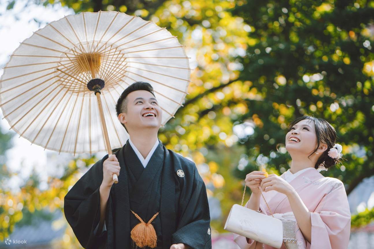 Selain daripada foto pengantin baru, anda juga boleh mengambil foto orang yang sudah berkahwin memakai kimono formal pada ulang tahun perkahwinan anda.